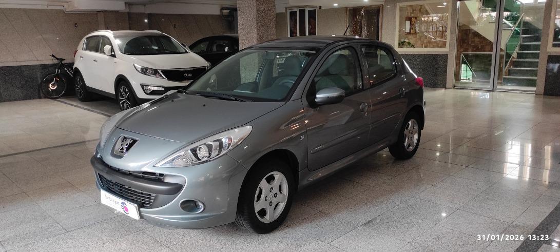 تصویر پژو 207 مدل 1402 ا دنده ای سقف شیشه ای دنده ای سقف شیشه ای