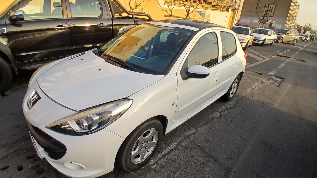 تصویر پژو 207 مدل 1400 ا دنده ای سقف شیشه ای دنده ای سقف شیشه ای