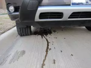ریختن آب زیر ماشین