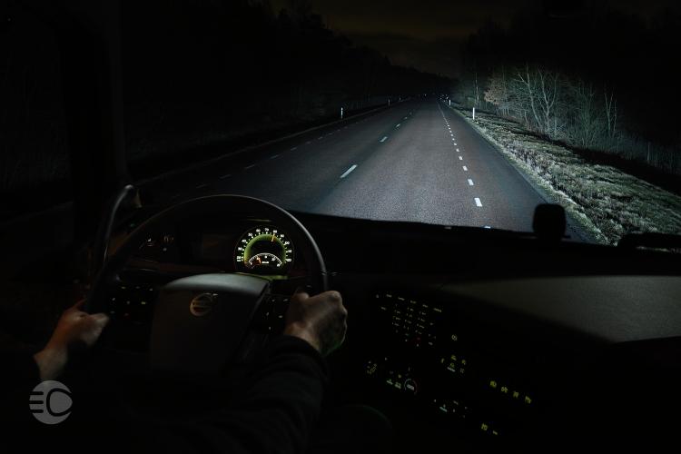 نحوه استفاده از نور بالا هنگام رانندگی در شب
