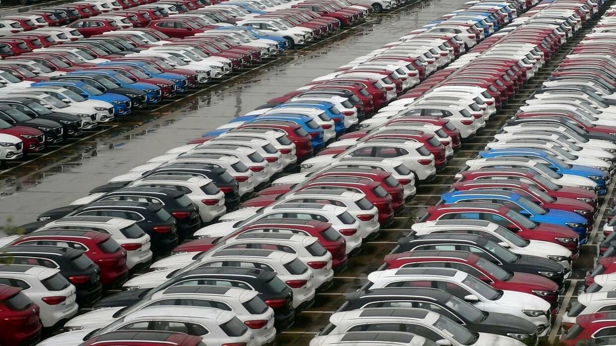 بازار خودرو در سراشیبی: افت 35 درصدی خارجی‌ها و 25 درصدی داخلی‌ها