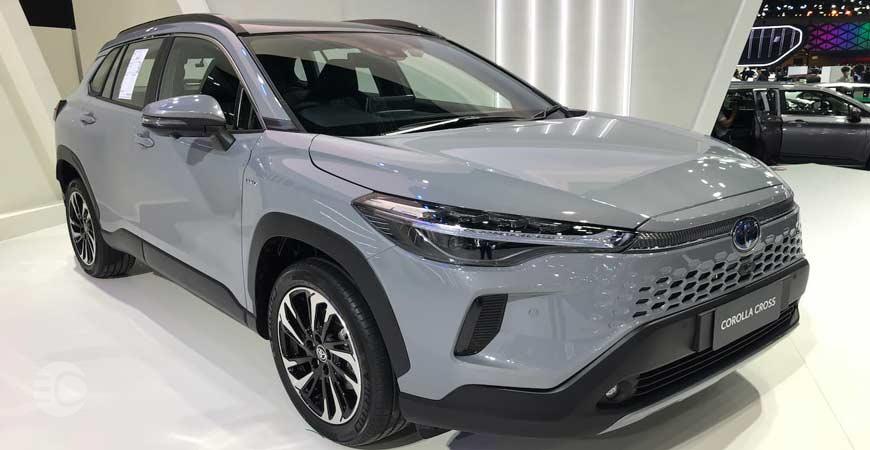 نمای جلو و بغل کرولا کراس هیبرید 2025